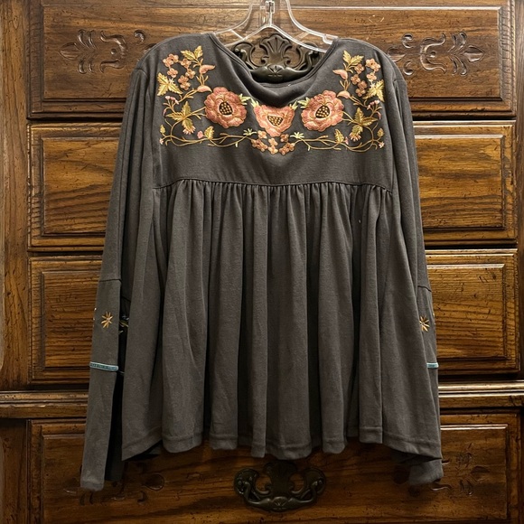 Easel Oversized Charcoal Floral Embroidered Blouse - Picture 4 of 9
